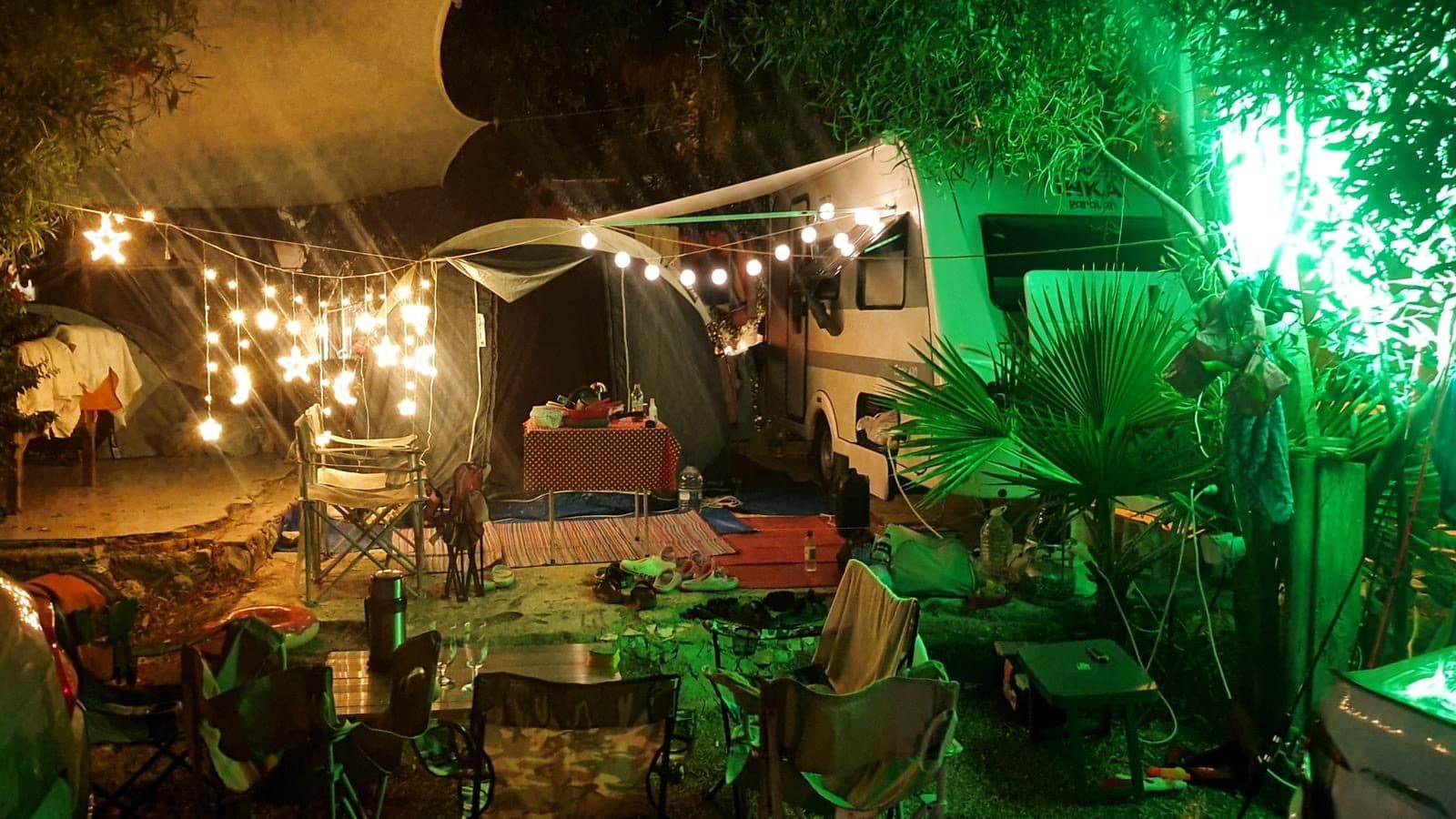 Gece kamp ışıkları